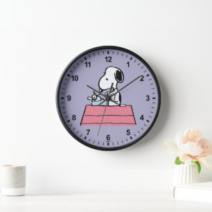 Peanuts Snoopy an der Schreibmaschine Uhr