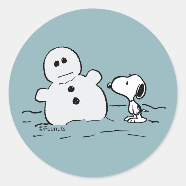 Peanuts | Snoopy Builds A Snowman Runder Aufkleber (Vorderseite)