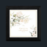 Pearl Blush Floral Elegance Wedding ID989 Erinnerungskiste<br><div class="desc">Die hier gezeigte koordinierende Geschenkboxen der Hochzeitsfeier bietet eine Vorlage, um einfach Ihre Hochzeitsfeier Mitglied, Name und Hochzeitsdatum hinzuzufügen. Die Designsuite ist mit sanften Perlen- und Wasserfarbenfloralen, die mit schimmernden Golddetails und dramatischen ebonischen Touchs besticht. Die Sammlung strahlt eine zeitlose Romantik aus, die perfekt für Paare geeignet ist, die Eleganz...</div>