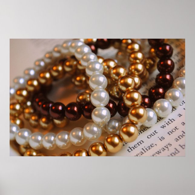 Pearl Bracelets Print Poster (Vorne)