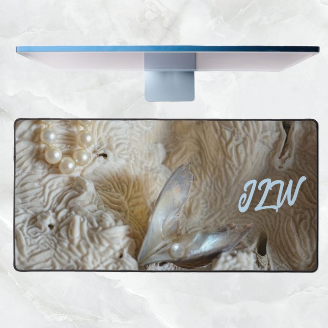 Pearl in Oyster and Natural Sea Coral Fotografie Schreibtischunterlage (Von Creator hochgeladen)