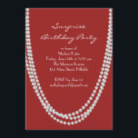 Pearl Surprise Birthday Party der 1920er Jahre läd Einladung<br><div class="desc">Lange Perlenketten schmücken diese inspirierte Geburtstagsfeier der 1920er Jahre. Es ist einfach,  elegant und hat einen Hauch von Verspieltheit. Falls Sie zusätzliche Artikel für Ihre Veranstaltung benötigen,  kontaktieren Sie uns bitte unter prettyfancyinvites@gmail.com mit Ihrer Anfrage.</div>