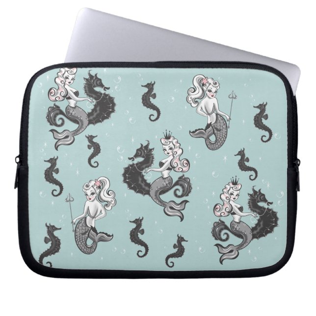 Pearla Mermaid Laptop Sleeve von Fluff (Vorderseite)