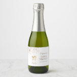 Pearls Mini Sparkling Weinkarte<br><div class="desc">Erhöhen Sie Ihre Feier mit unseren Pearls Mini Sparkling Wine Labels. Diese Kollektion besticht durch zeitlose Eleganz, mit zarter Wasserfarbe, schicker Creme und hellen Blumen, die mit hübschen Perlen und vergoldeten Champagnergläsern verziert sind. Diese Kollektion ist perfekt für einen Brunch mit Champagner und Set den Ton für eine unvergessliche Ansammlung...</div>