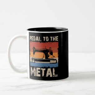 Pedal an die Metallsägemaschine Quilende Frauen V Zweifarbige Tasse