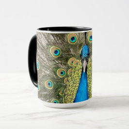 Pedro-Pfau versieht bunten wilden Vogel-Pfau mit Tasse