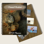 Pedro the Iguana Foto Collage 0768 Planer<br><div class="desc">Malerei "Pedro the Iguana 0768" Collection Es ist Zeit, sich zu organisieren! Planen Sie Ihre Tage stilvoll mit einem individuell anpassbaren Planer mit Ihrer Foto-Collage von besonderen Erinnerungen. Personalisieren Sie die Produktseite oder klicken Sie auf die Schaltfläche "Anpassen", um weitere Designoptionen zu erhalten. Design entworfen aus meinem Bild "Pedro the...</div>