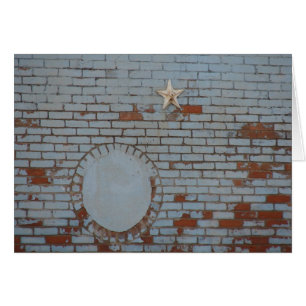 Peeling für blaue Farbe an der Ziegelwand