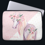 Pegasus-inspiriert Blütenpferd Laptopschutzhülle<br><div class="desc">Magisches Blumenpony. Pegasus inspirierte mythisches geflügeltes göttliches Pferd mit Akzenten der Aquarell-Blume. Sty magischen optionalen Text. Moderner geometrischer Hintergrund in Rosa und Weiß.</div>