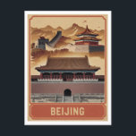 Peking Vintag Postkarte<br><div class="desc">Eine faszinierende und nostalgische Darstellung Pekings, der China, die für ihre reiche Geschichte und ihre ikonischen Sehenswürdigkeiten bekannt ist. Das Design vereint die Grandeur der Verbotenen Stadt, den eindrucksvollen Himmelstempel und die alten Stadtmauern, das Set vor dem Hintergrund der geschäftigen Straßen und der traditionellen Architektur. Das Vintage Kunstwerk erinnert an...</div>