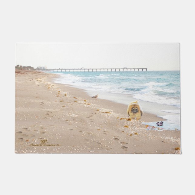 Pekingese am Strand Fußmatte (Vorderseite)