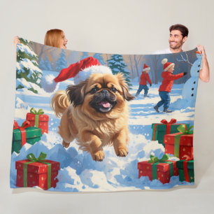 Pekingese Hund läuft im Schnee mit Weihnachtshut Fleecedecke