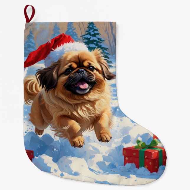 Pekingese Hund läuft im Schnee mit Weihnachtshut Großer Weihnachtsstrumpf (Vorderseite)