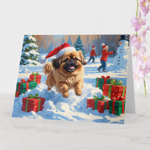 Pekingese Hund läuft im Schnee mit Weihnachtshut Karte