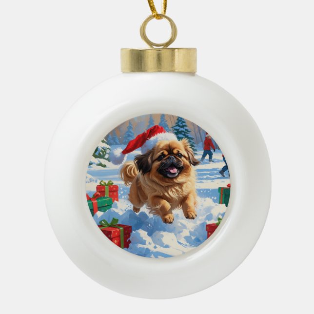 Pekingese Hund läuft im Schnee mit Weihnachtshut Keramik Kugel-Ornament (Vorderseite)