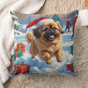 Pekingese Hund läuft im Schnee mit Weihnachtshut Kissen