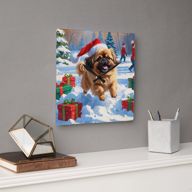 Pekingese Hund läuft im Schnee mit Weihnachtshut Quadratische Wanduhr (Büro)
