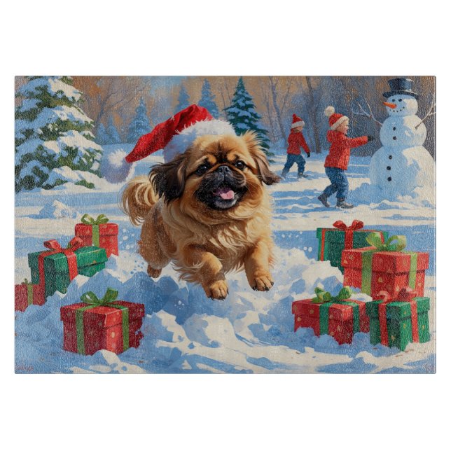 Pekingese Hund läuft im Schnee mit Weihnachtshut Schneidebrett (Vorderseite)