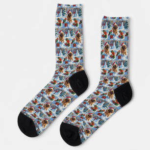 Pekingese Hund läuft im Schnee mit Weihnachtshut Socken