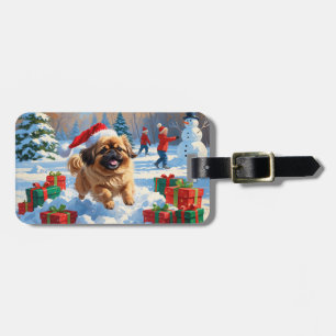 Pekingese-Hund läuft im Schnee mit Weihnachtsmütze Gepäckanhänger