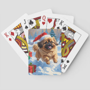 Pekingese-Hund läuft im Schnee mit Weihnachtsmütze Spielkarten