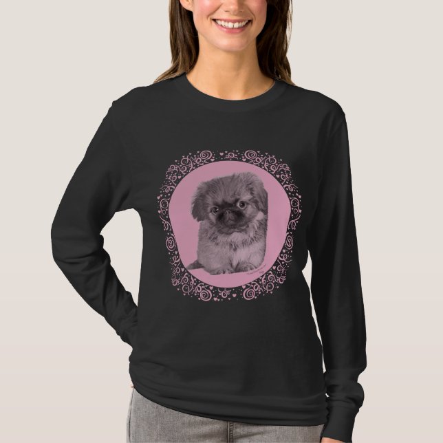 Pekingese Welpe in Pink T-Shirt (Vorderseite)