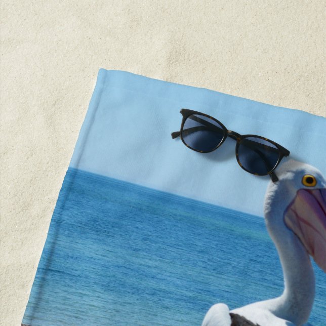 Pelican auf einem Felsen, Strandtuch (Beispiel)