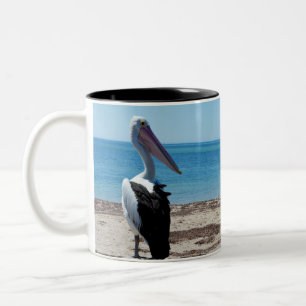 Pelican auf einem Felsen, Zweifarbige Tasse