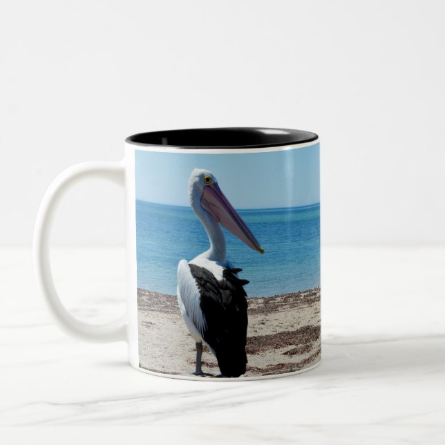 Pelican auf einem Felsen, Zweifarbige Tasse (Links)
