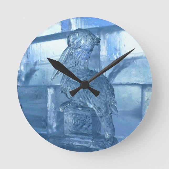 Pelican Ice Sculpture, Quebec, Kanada Runde Wanduhr (Vorderseite)