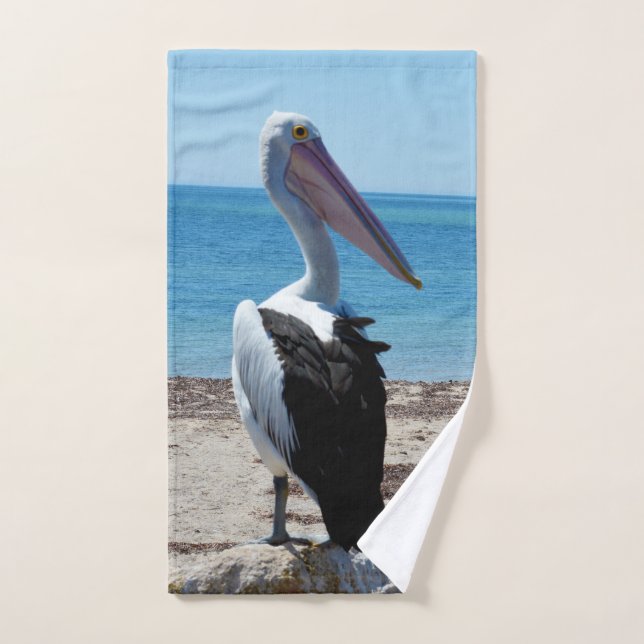 Pelican On Beach Rock, Handtuch (Handtuch)