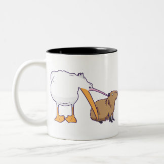 Pelican Tries Capybara Funny Niedlich Kawaii zu es Zweifarbige Tasse