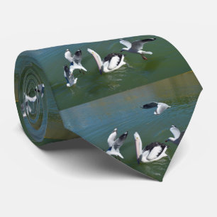 Pelican und die Gate Crashers, Krawatte