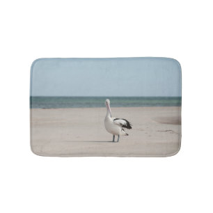 Pelikan auf der Strandbadmatte Badematte