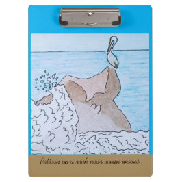 Pelikan auf einem Felsen in der Nähe von Ozeanwell Klemmbrett