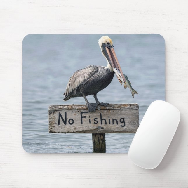 Pelikan auf Schild 'Kein Fischfang' Mousepad (Mit Mouse)
