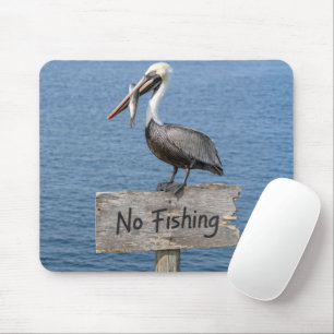Pelikan mit Fisch auf einem Schild "Fischen verbot Mousepad