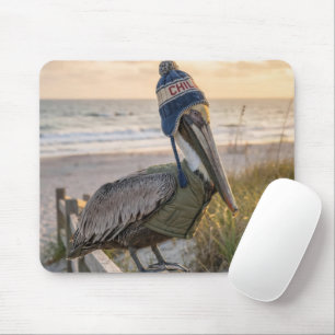 Pelikan mit Winterhut Mousepad