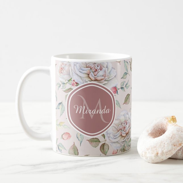 Pellrosa Rosenmuster mit Monogramm und Name Tasse (Mit Donut)