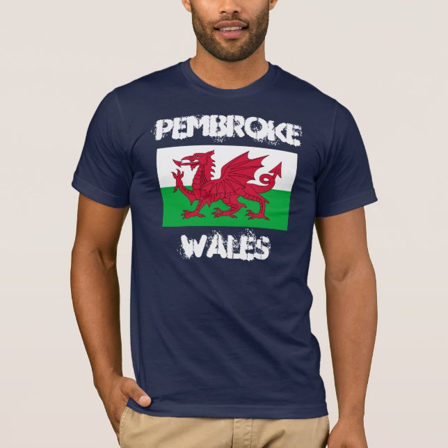 Pembroke, Wales mit walisischer Flagge T-Shirt (Vorderseite)
