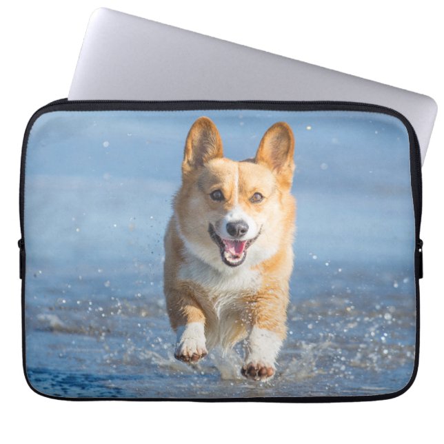 Pembroke-Walisercorgi-Hund, der auf den Strand Laptopschutzhülle (Vorderseite)