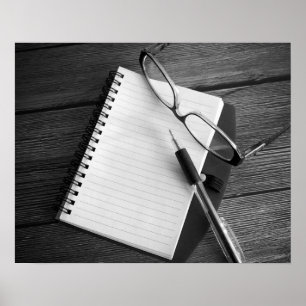 Pen und Gläser mit schwarzem und weißem Notepad 16 Poster