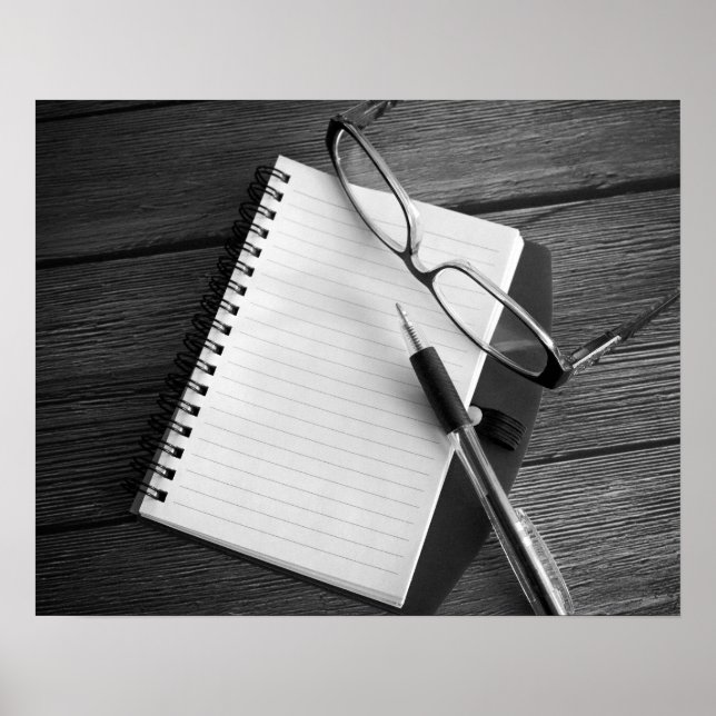 Pen und Gläser mit schwarzem und weißem Notepad 16 Poster (Vorne)