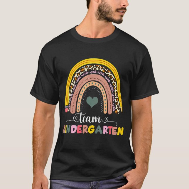 Pencil Team Kindergarten Leopard Regenbogen Zurück T-Shirt (Vorderseite)