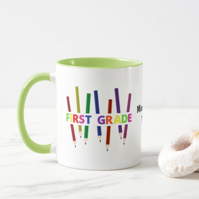 Pencils First Grade Customizable Teacher Tasse (Mit Donut)