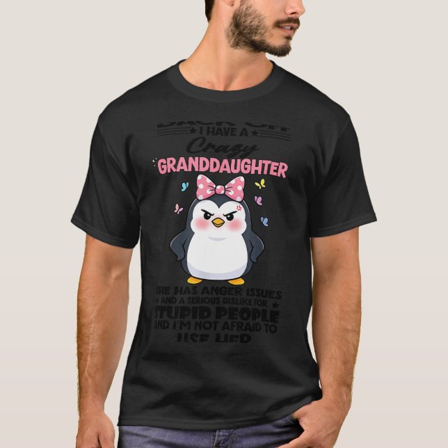 Penguin Back Off I Have A Crazy Granddaughter She  T-Shirt (Vorderseite)