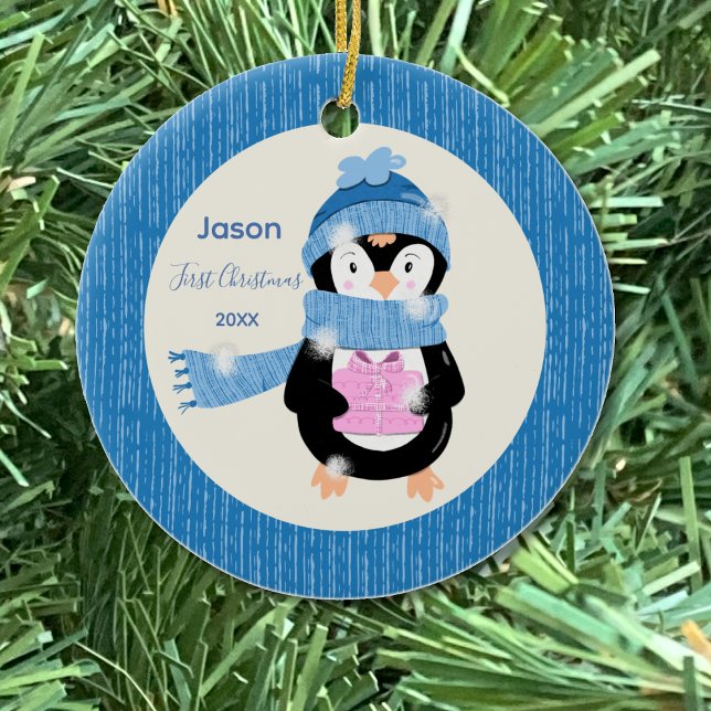 Penguin Holding Gegenwart Baby Ornament (Penguin with pink present first Christmas ornament .)