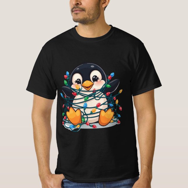 Penguin in Christmas Lights – Holiday Fun Design T-Shirt (Vorderseite)