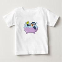 Penguin in der Badewanne mit Duck