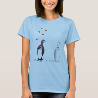 Penguin in der Liebe mit Bowlings-Button T-Shirt